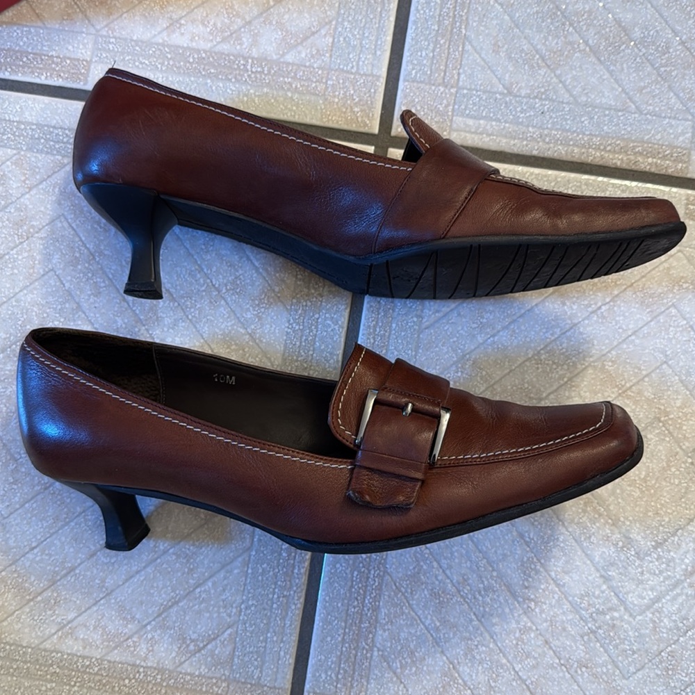 Woman’s size 10 brown leather heels with beautiful silver buckle and stitching - Picture 4 of 11